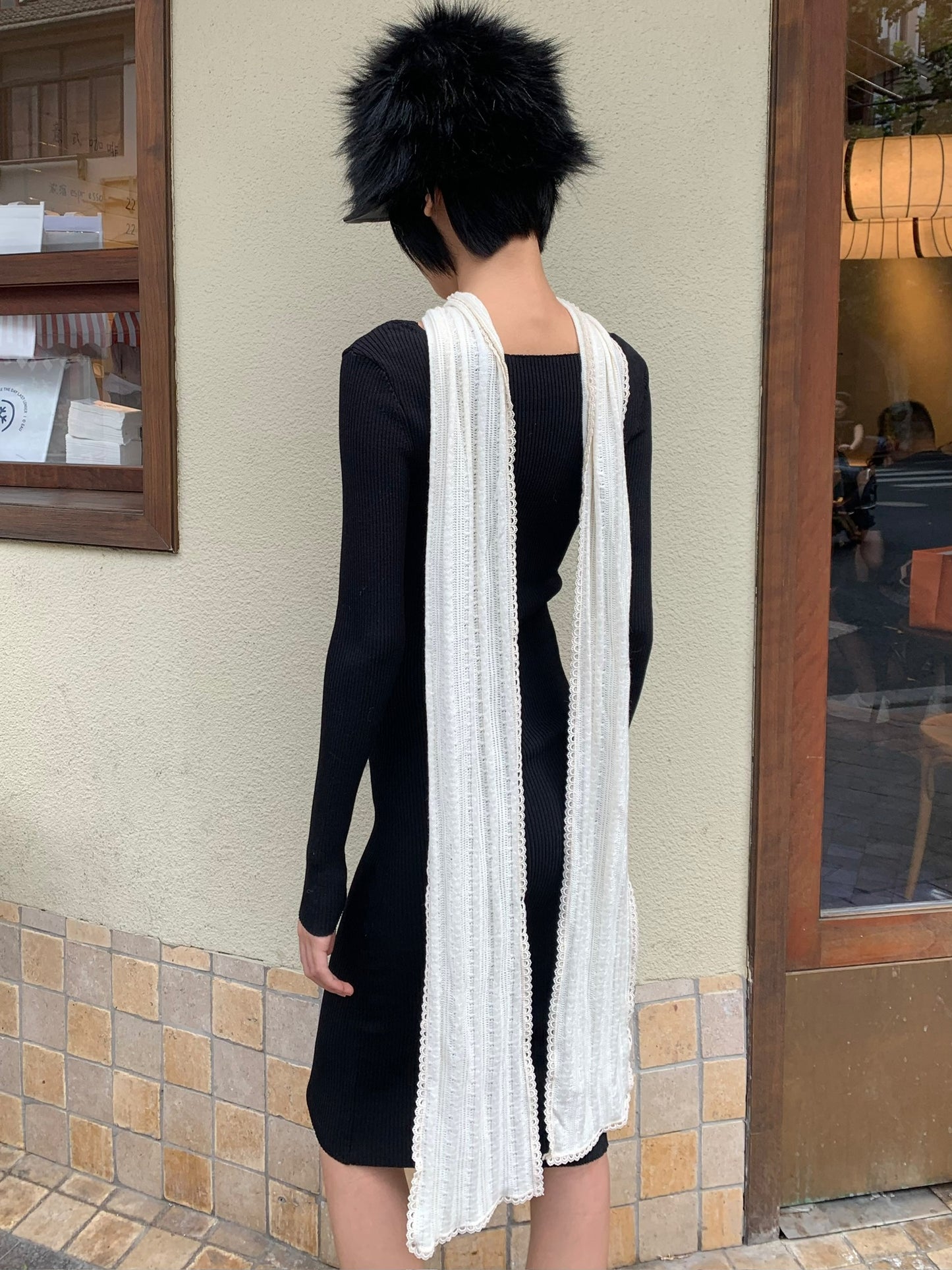 Retro style lace trimmed collar white silk scarf