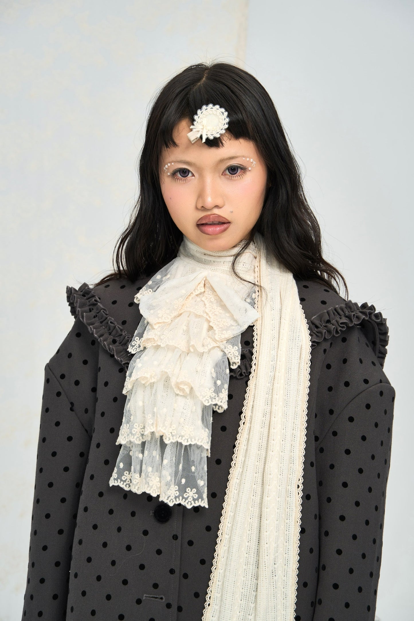 Retro style lace trimmed collar white silk scarf