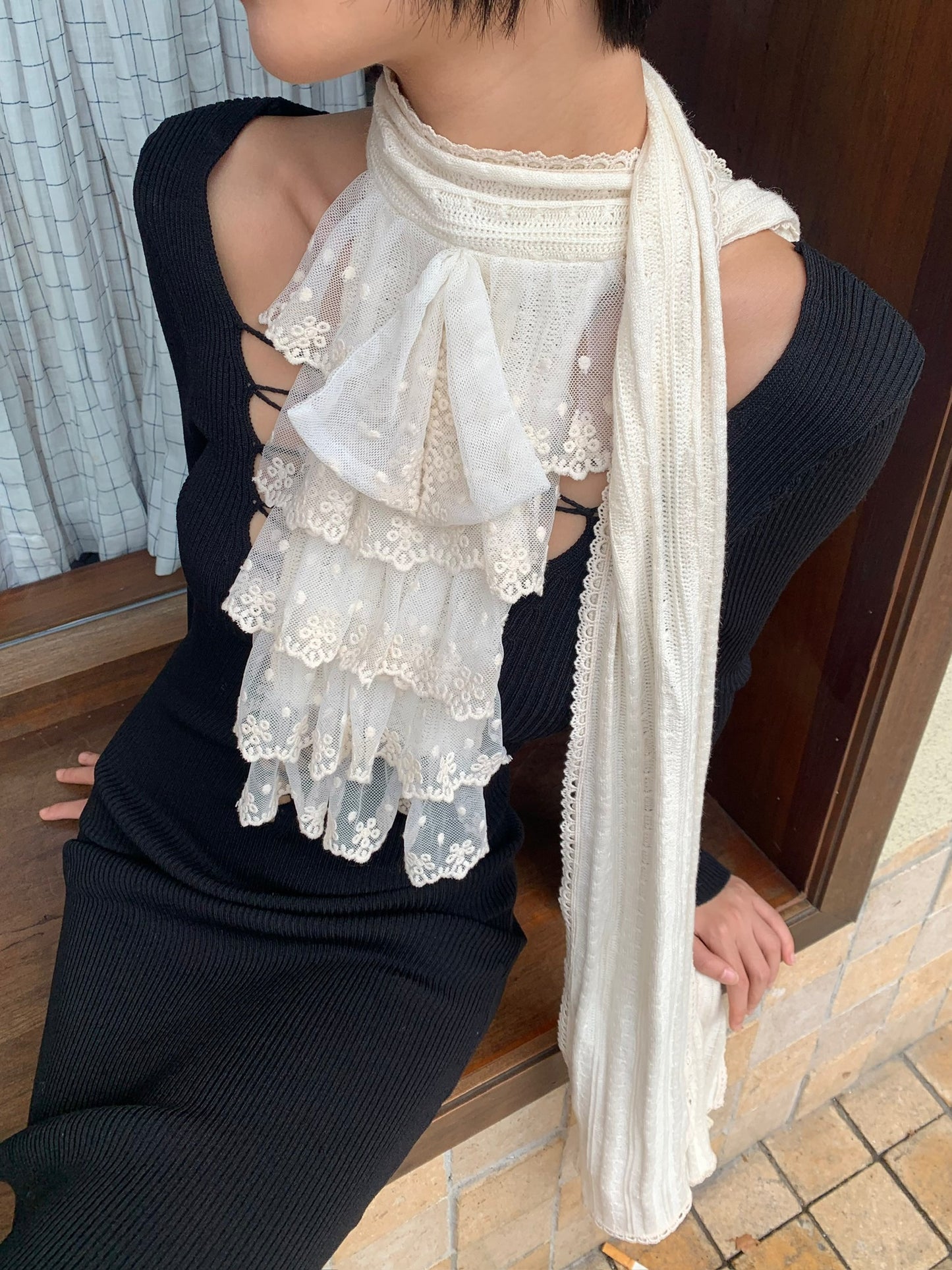 Retro style lace trimmed collar white silk scarf