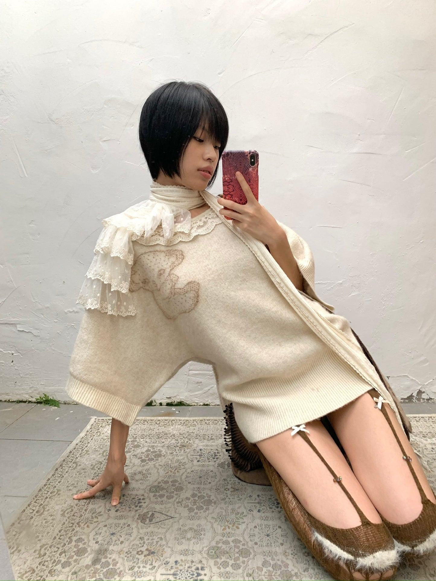 Retro style lace trimmed collar white silk scarf