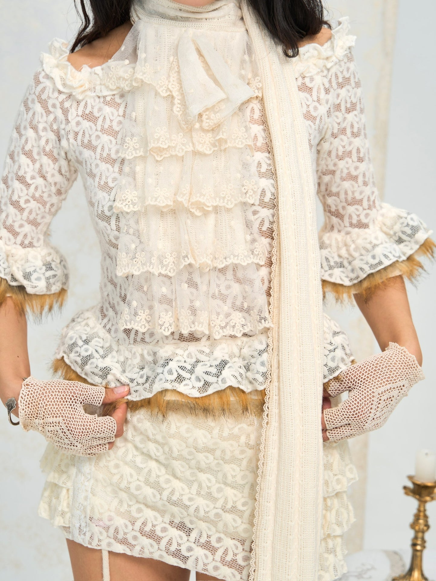 Retro style lace trimmed collar white silk scarf
