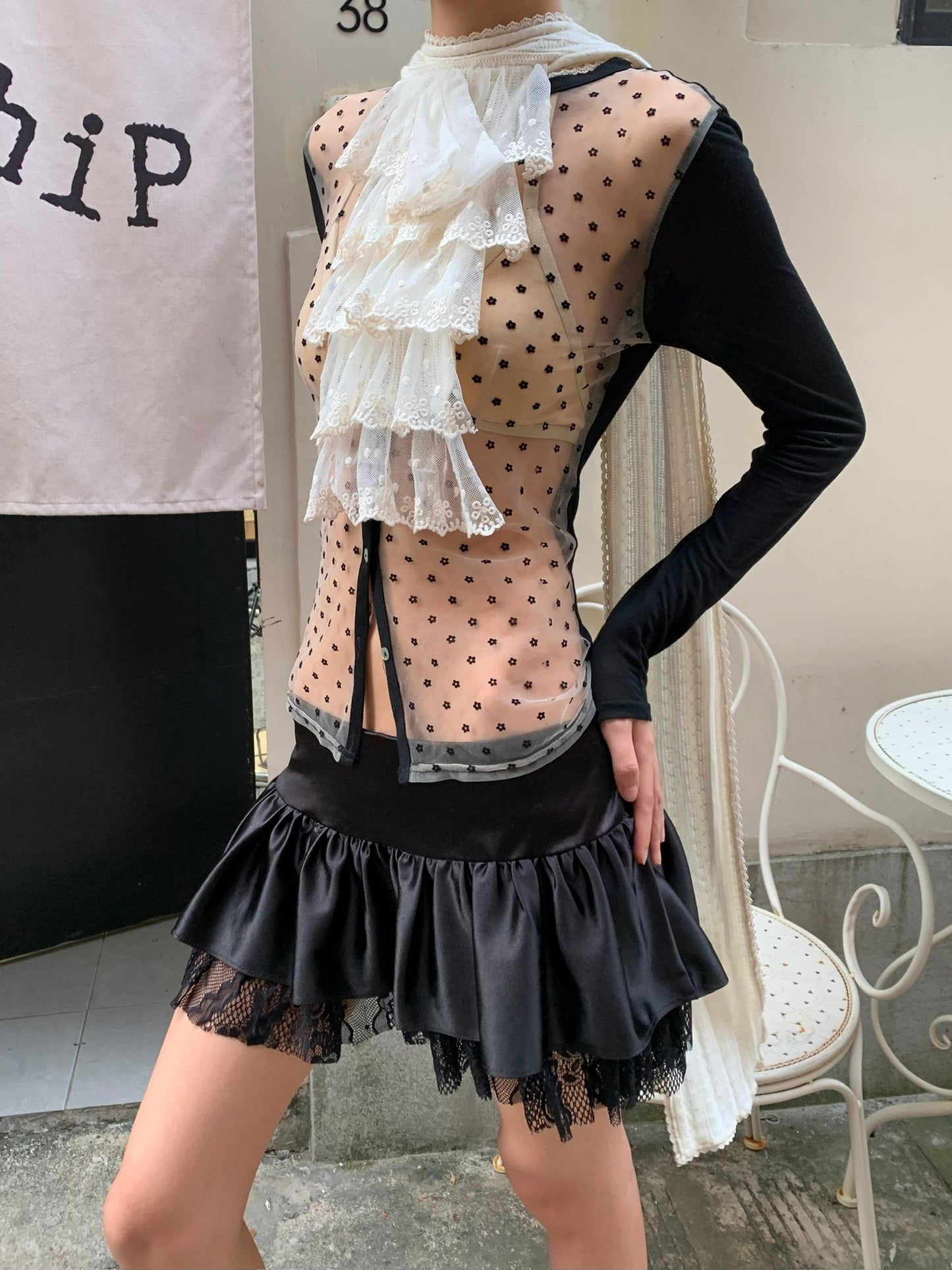Retro style lace trimmed collar white silk scarf