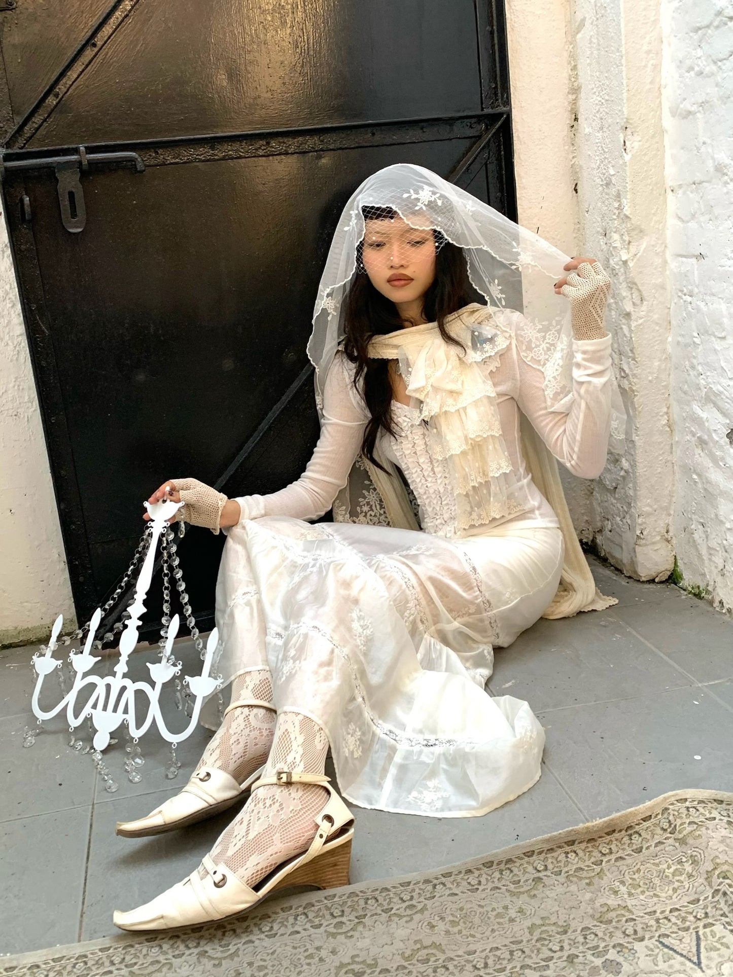 Retro style lace trimmed collar white silk scarf