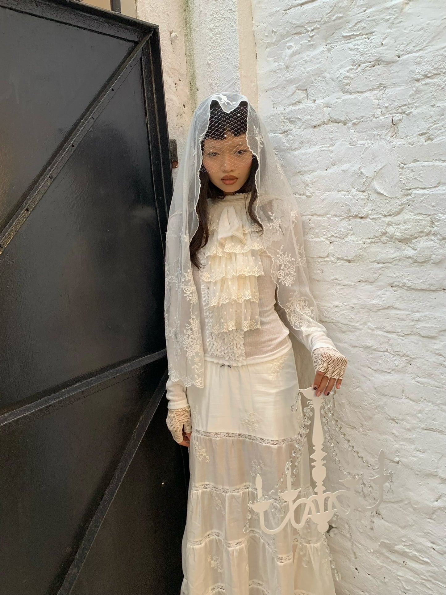 Retro style lace trimmed collar white silk scarf