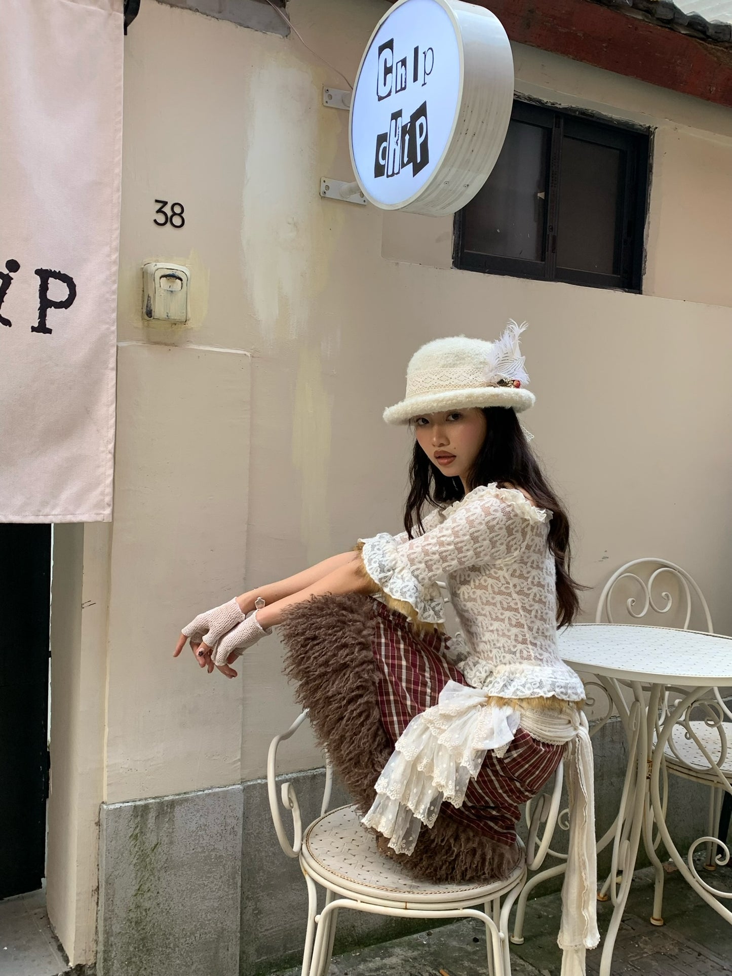 Retro style lace trimmed collar white silk scarf