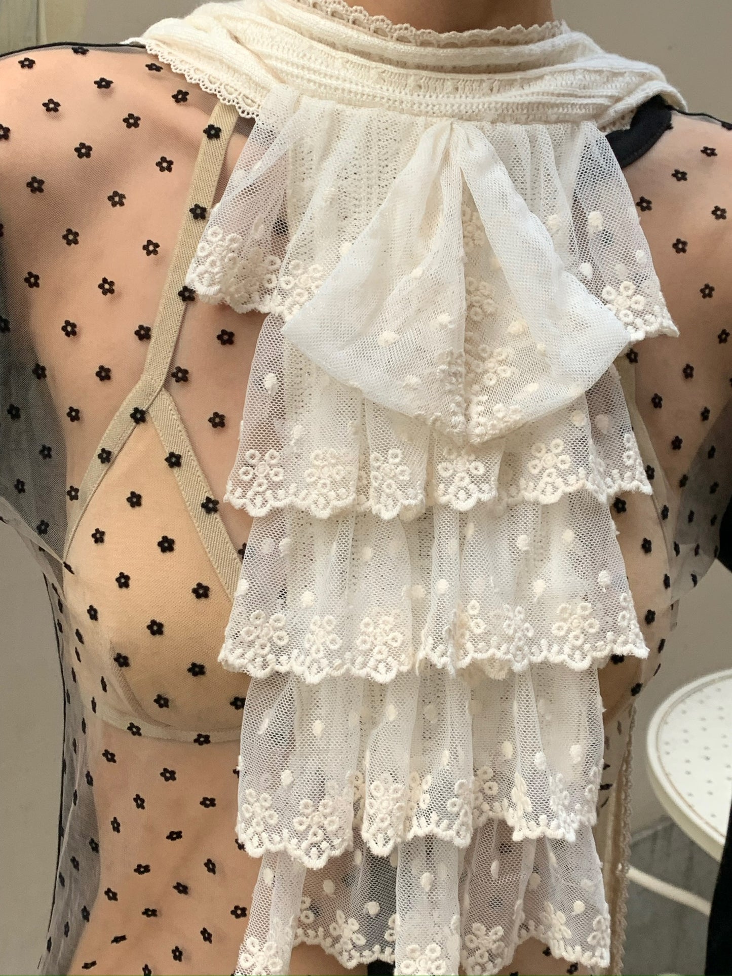 Retro style lace trimmed collar white silk scarf