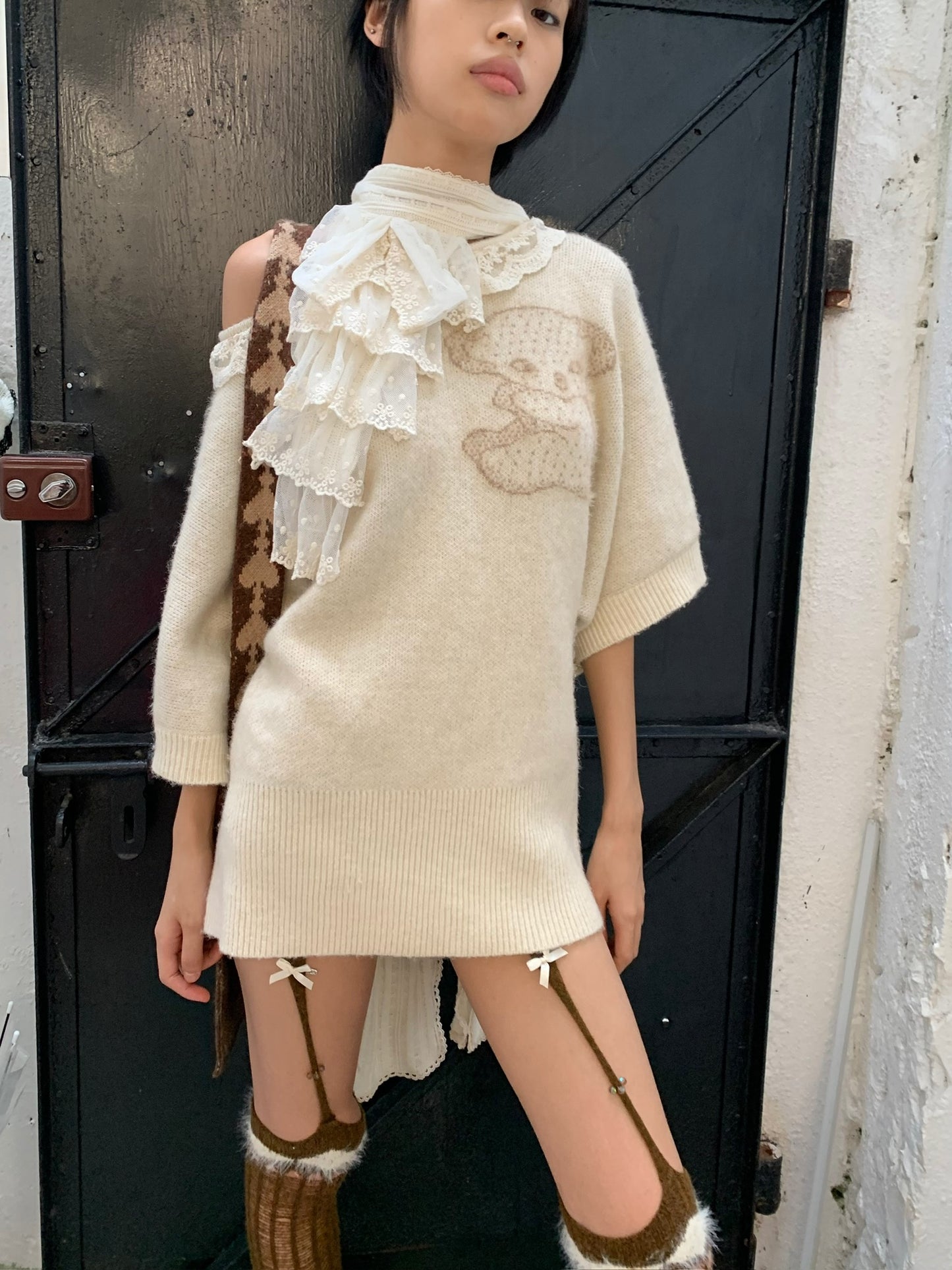 Retro style lace trimmed collar white silk scarf
