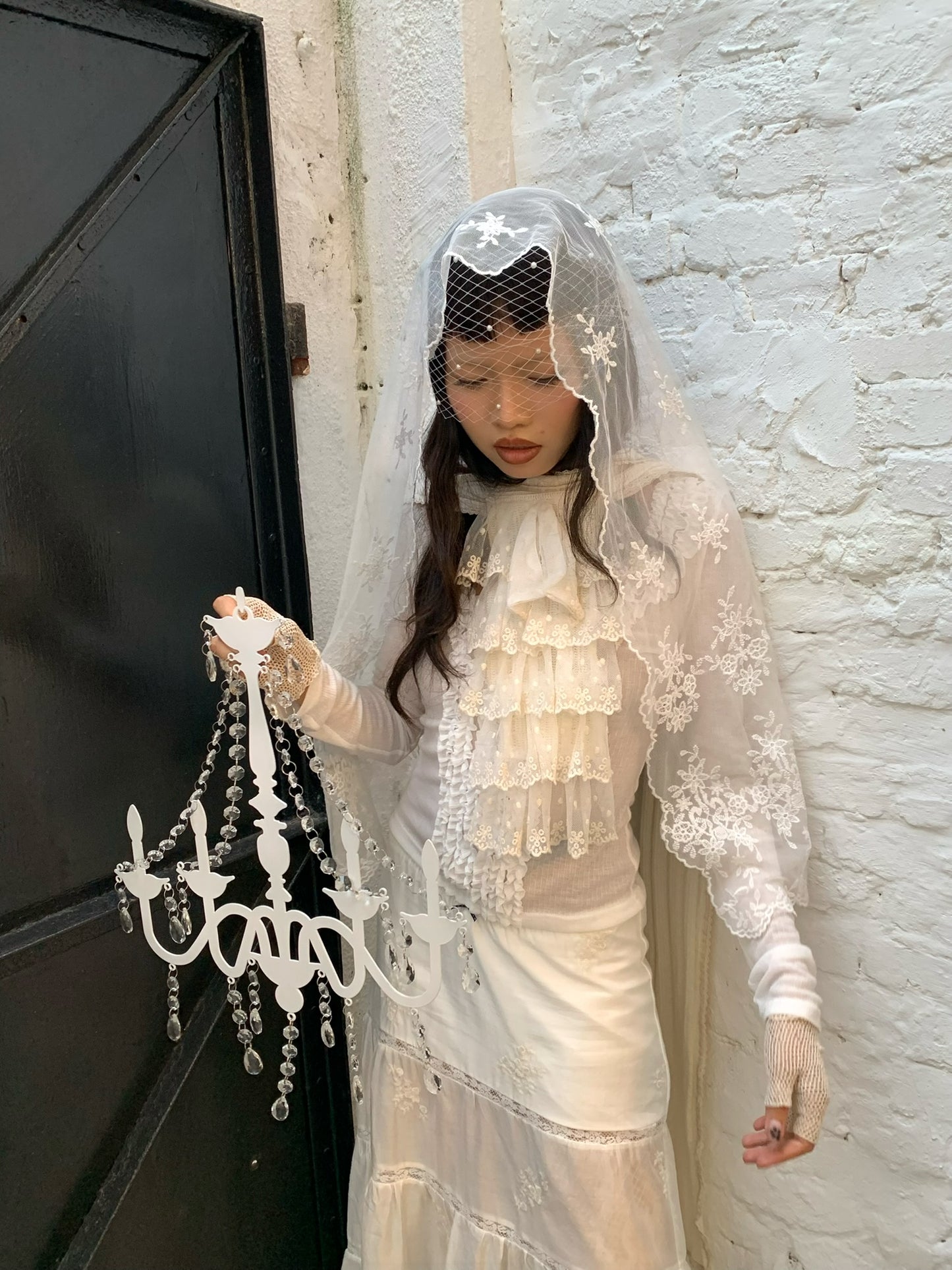 Retro style lace trimmed collar white silk scarf
