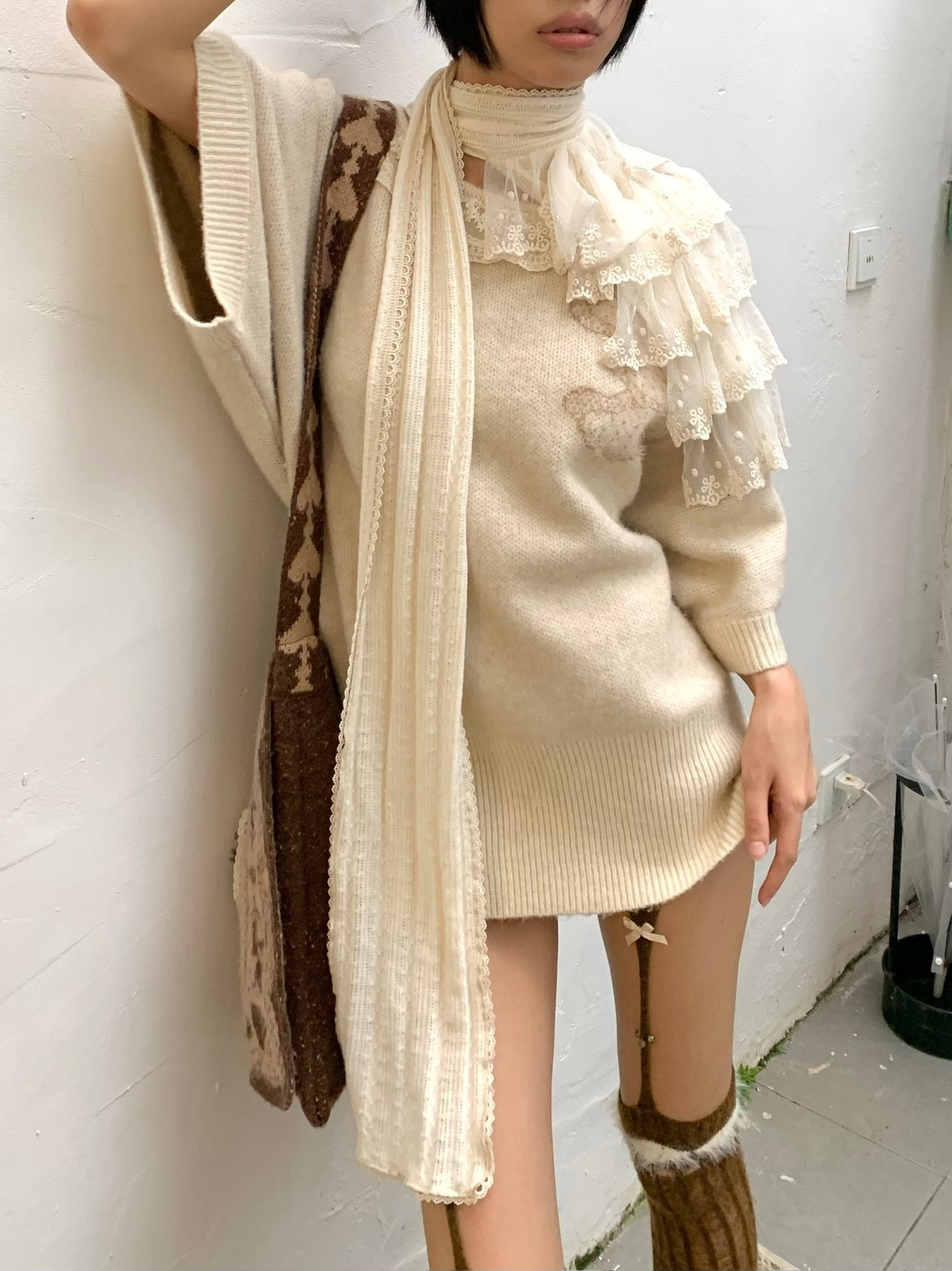 Retro style lace trimmed collar white silk scarf