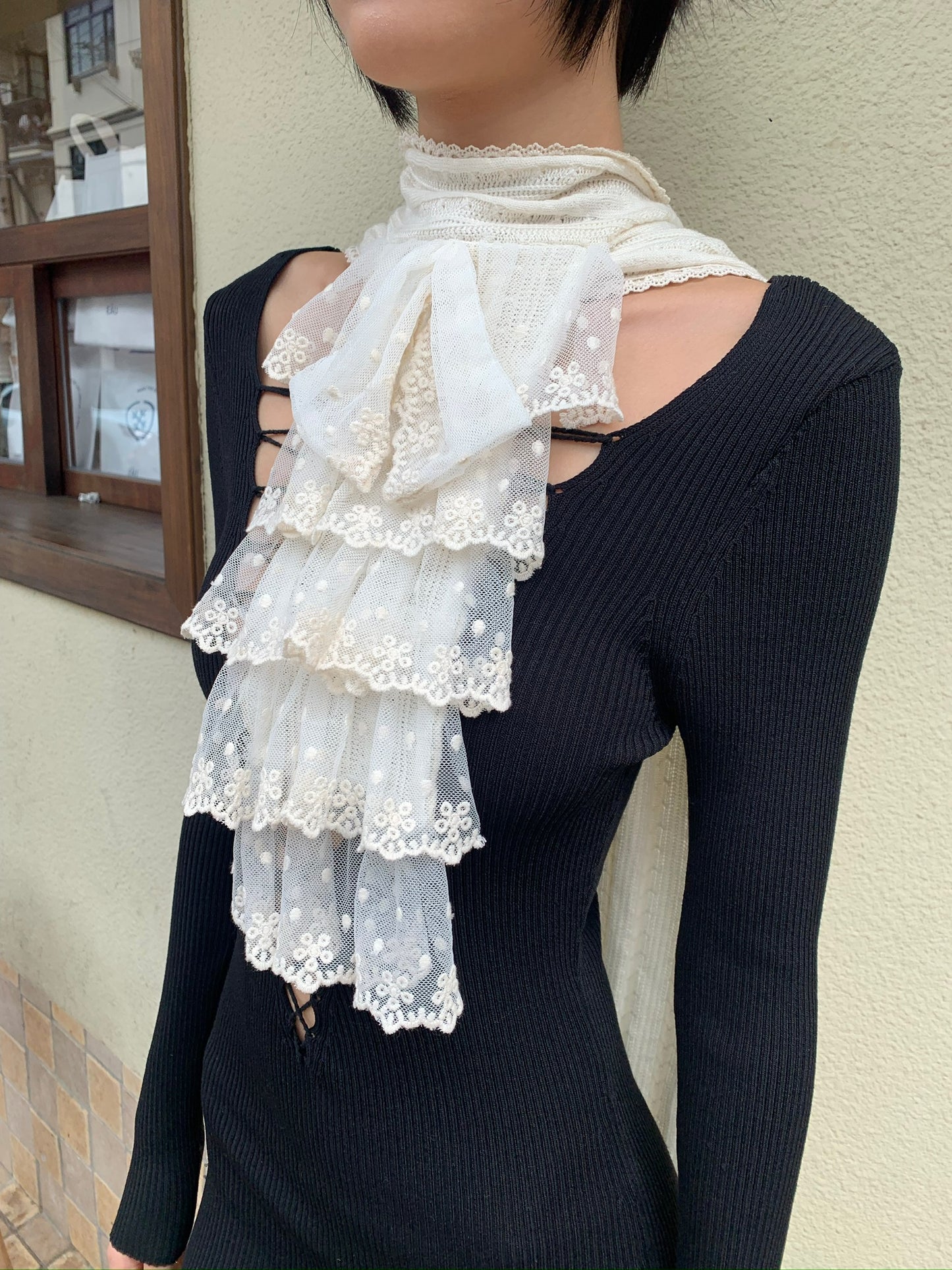 Retro style lace trimmed collar white silk scarf