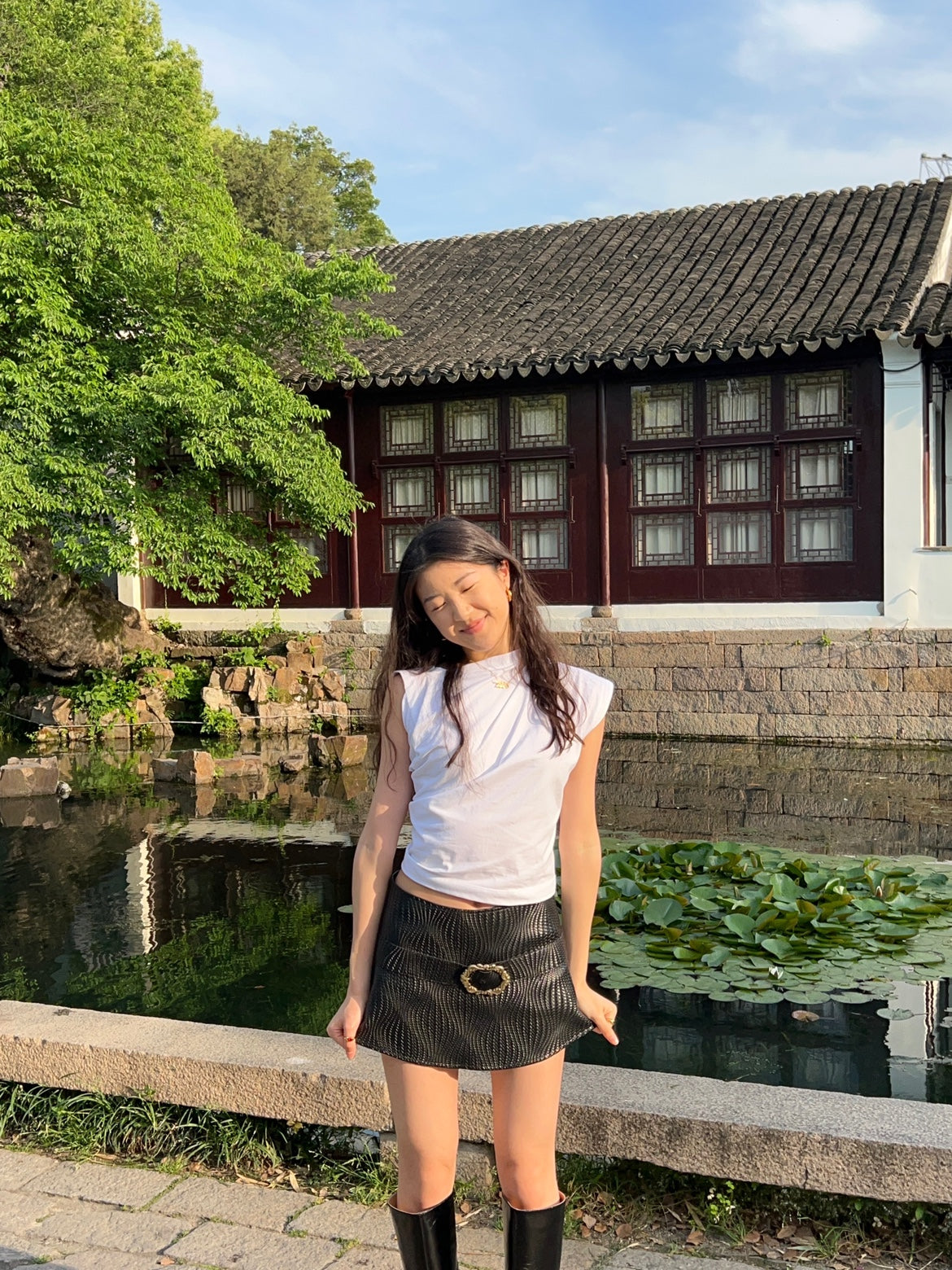 Wavy Texture Leather Short Skirt